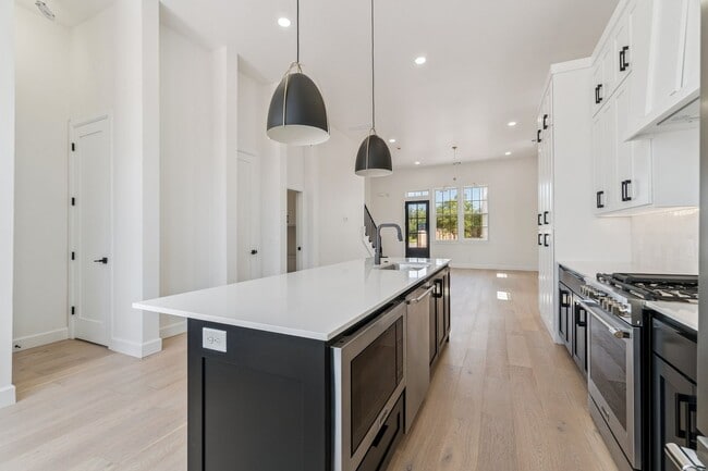 Building Photo - Minimalist Magic: 2-Bed Apartment Over Sel...