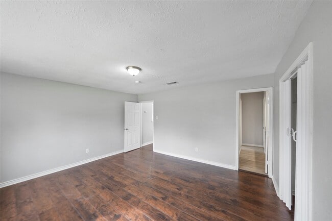 Building Photo - 2251 Middle Creek Dr