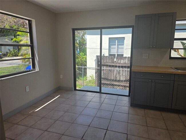 Building Photo - 2331 SW 31st Ave