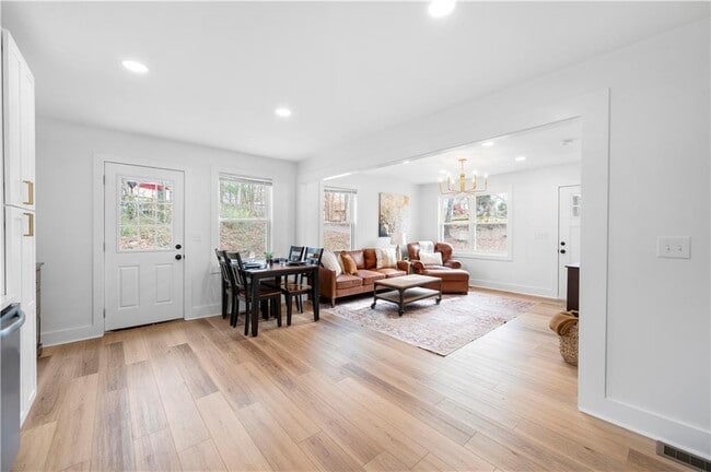 Building Photo - 150 Sweetwater St