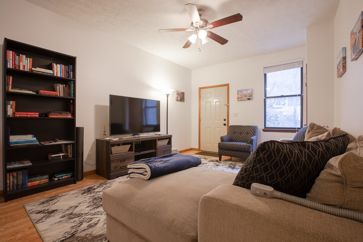 Building Photo - 413 E Carson St