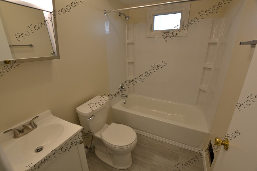 Building Photo - 203 Algonquin St