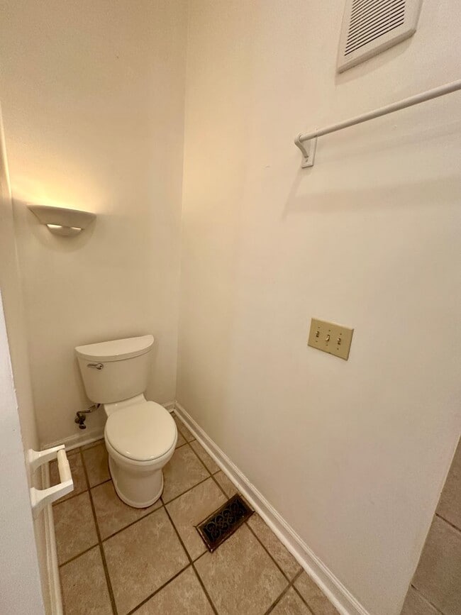 Building Photo - 3 BED | 2 BATH | GATED BACKYARD | THOMAS S...