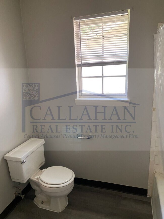 Building Photo - 8307 W Woodview Dr