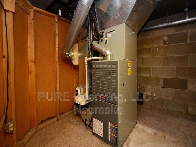 Building Photo - 5156 Pierce St