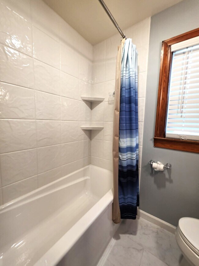 Building Photo - 1017 Tyler Ave