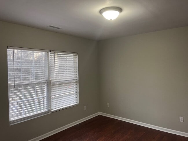 Building Photo - 3 Bedroom 3 Bathroom Townhouse!