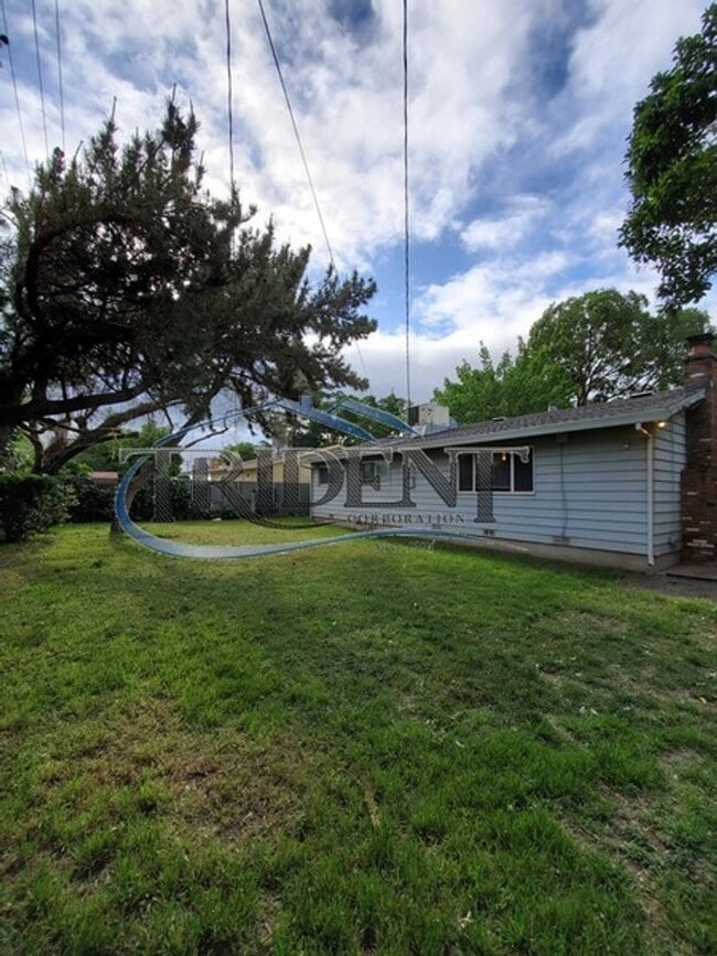 Building Photo - Cute 3 bedroom, 1 ½ bath house