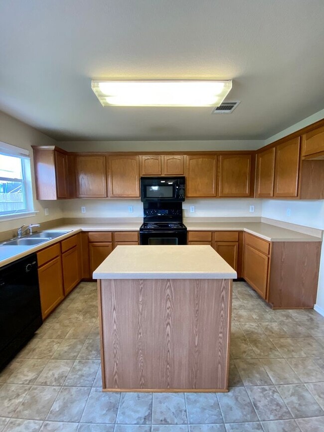 Building Photo - Charming New Braunfels Home Available for Immediate Move In