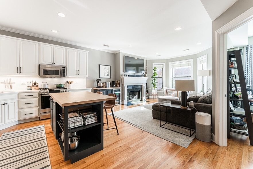 Building Photo - 726 W Addison St