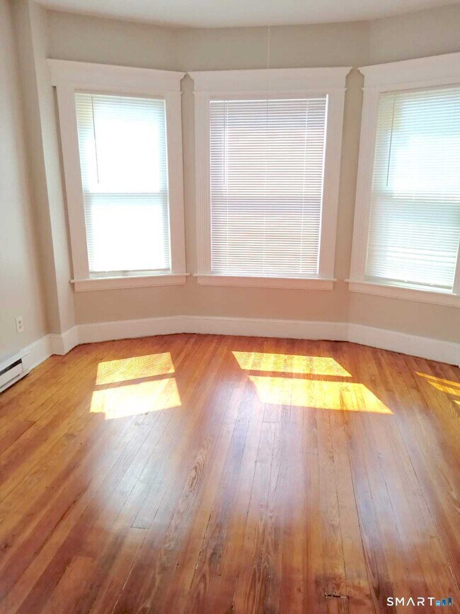 Building Photo - 121 Lounsbury St