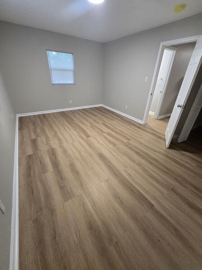Building Photo - Welcome Home to Bellagio South Living: Where Comfort Meets Convenience