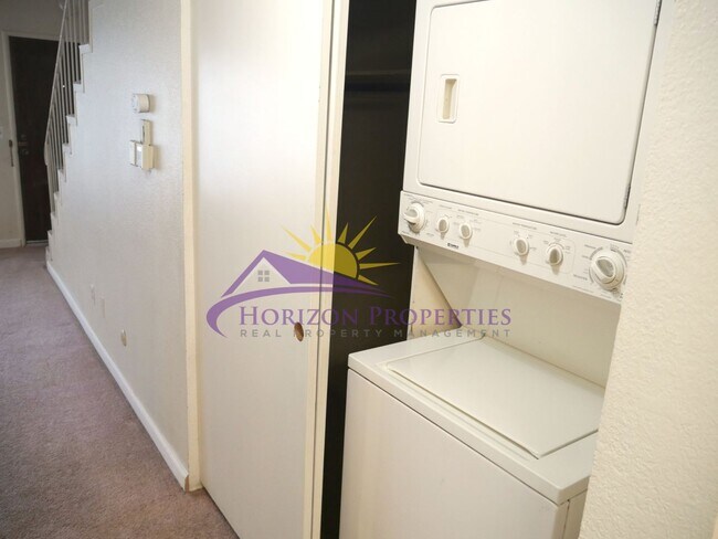 Building Photo - 3 Bed 2.5 Bath 1,380 sqft Townhome in Carmichael