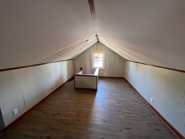 Building Photo - Charming 3BR Home close to Benson/Dundee