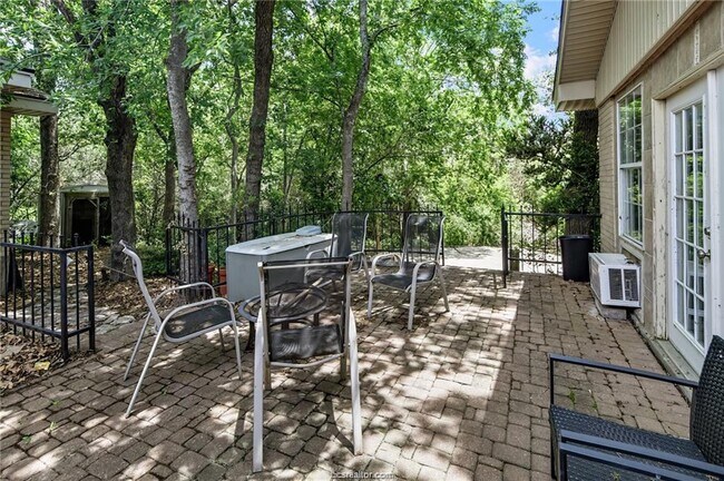 Building Photo - 305 W Brookside Dr
