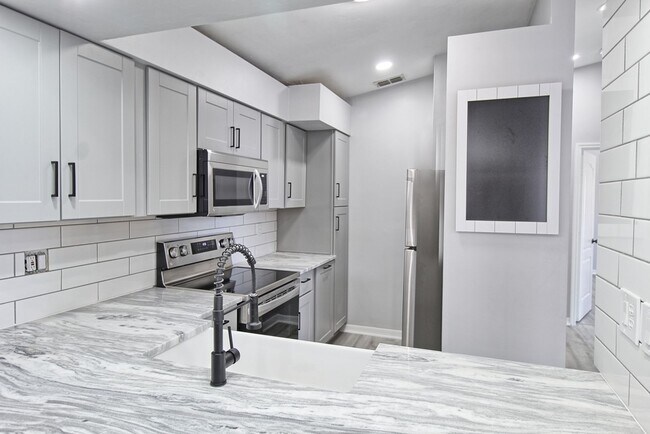 Building Photo - New Remodel! Gorgeous 2 Bedroom Condo! Amazing Location!