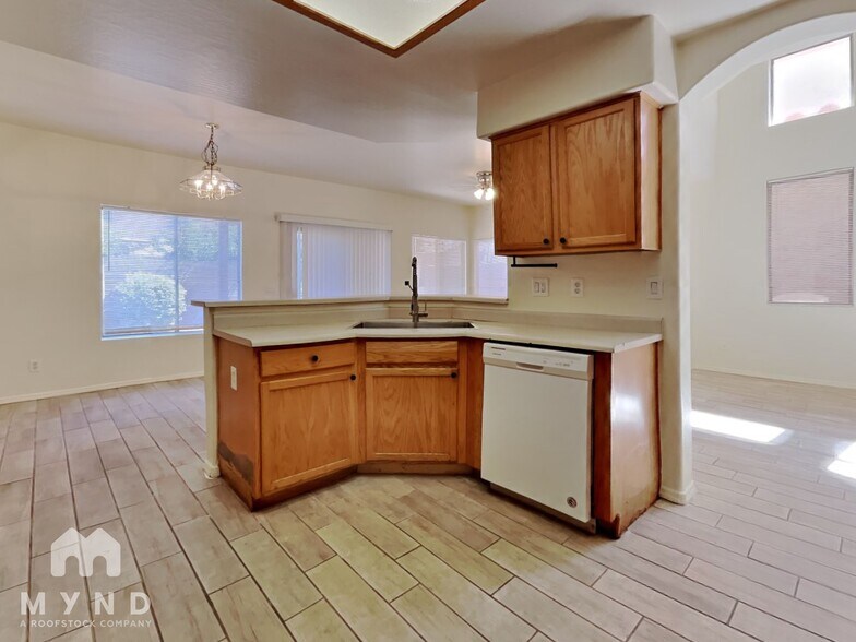 Building Photo - 10524 W Almeria Rd