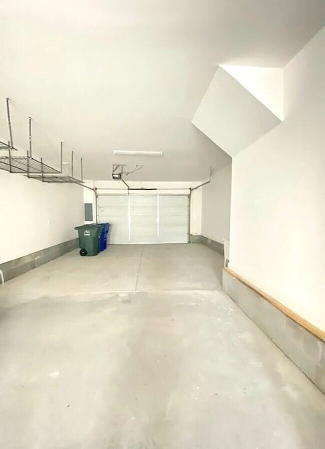 Building Photo - Spacious 3BR House 2 Blocks from the Beach