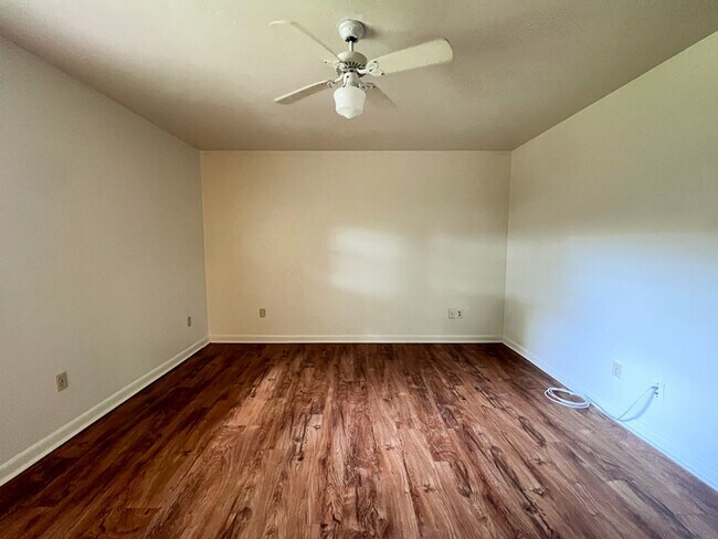 Building Photo - 3BR/2BA House in Northwood Pines - availab...