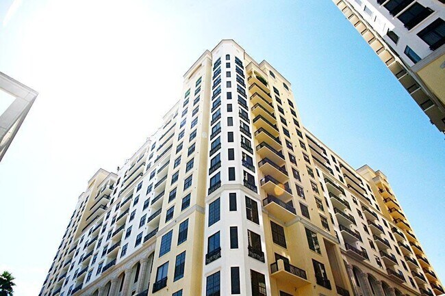 Building Photo - 801 S Olive Ave