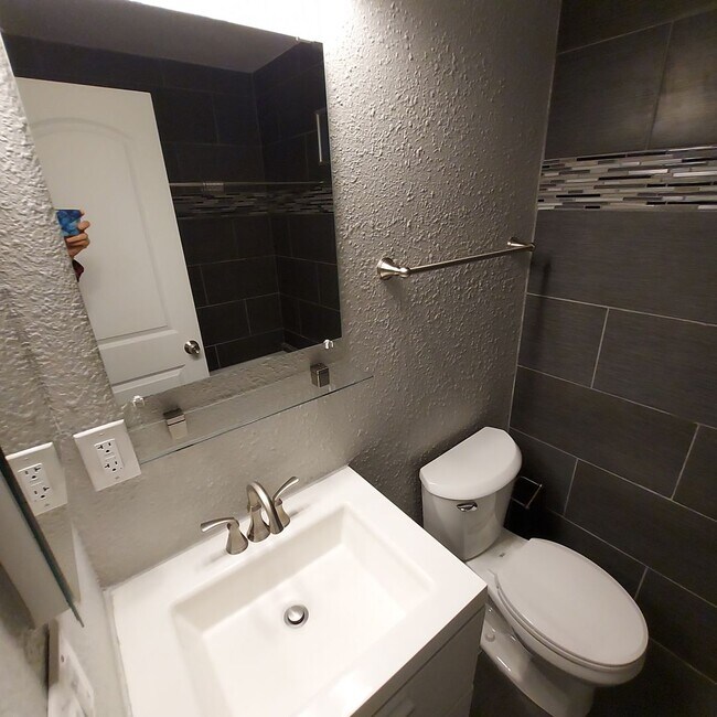 Building Photo - Charming 2bedroom, 2bath home, Like New near Land Park Area and City College.