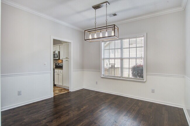 Building Photo - 207 N Pembroke Dr