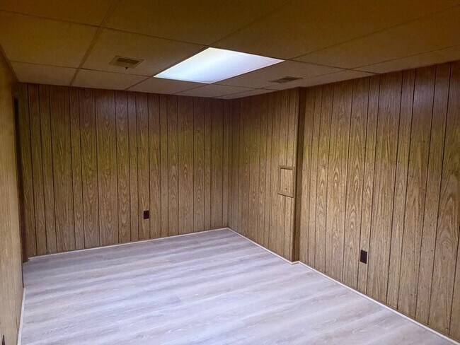 Building Photo - 3 Bedroom 3.5 Bathroom Home In Ballwin