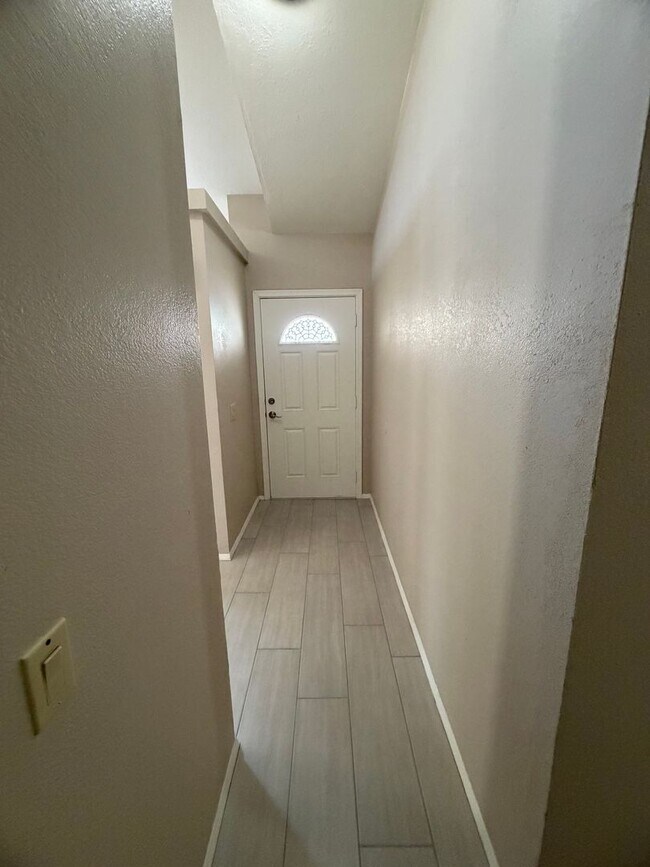 Building Photo - Newly Remodeled Glendale Home