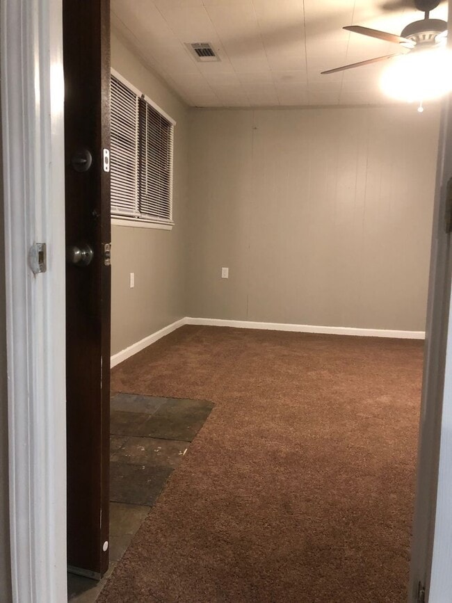 Building Photo - 3 bed/ 1 bath ranch