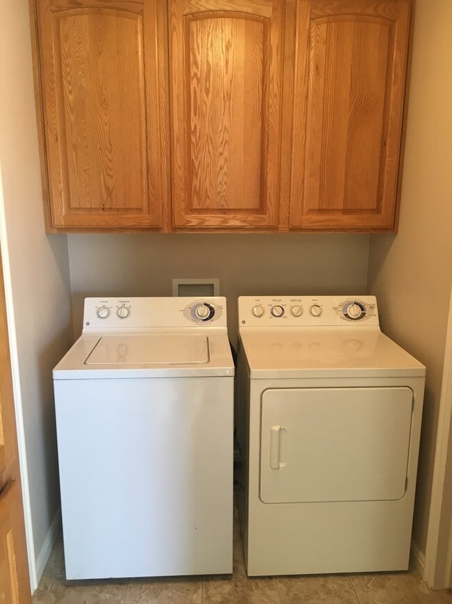 Building Photo - Skyhawk Townhome - End unit!