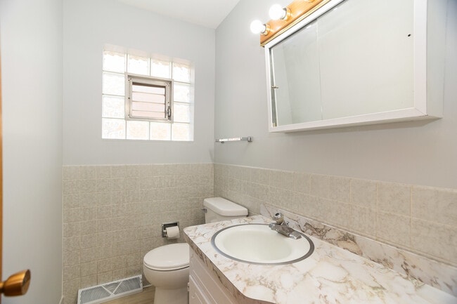 Building Photo - 5712 N Avondale Ave