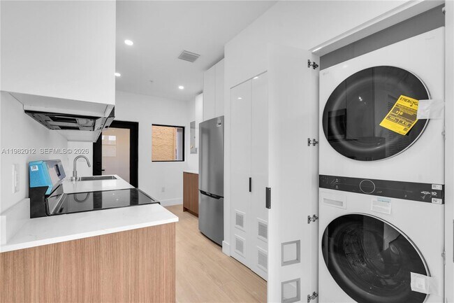 Building Photo - 1037 NW 2nd St