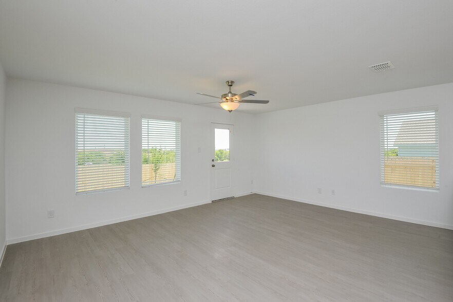 Building Photo - 2760 Mistwood Dr