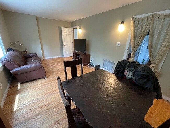 Building Photo - Big and Beautiful House with attached 1br ...