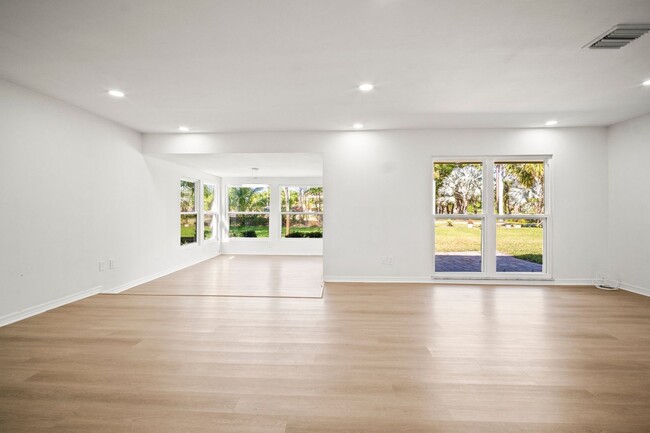 Building Photo - Fully Renovated 3 Beds 2 baths condo off M...