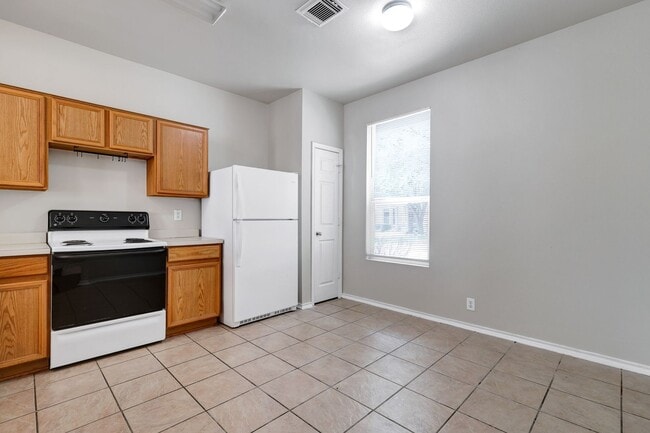 Building Photo - Recently updated 3 bedroom townhome