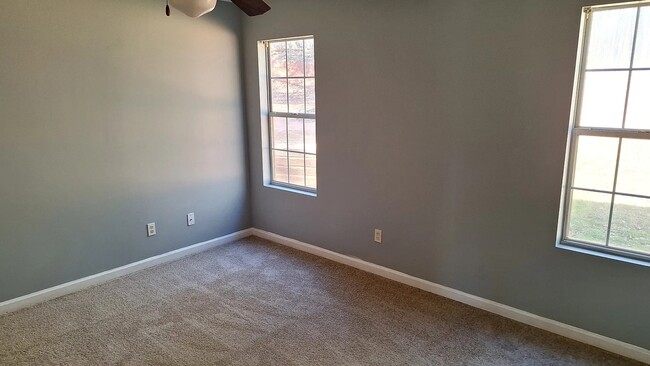 Building Photo - 128 Live Oak Dr