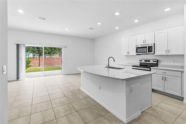 Building Photo - 1851 Roosevelt Pl