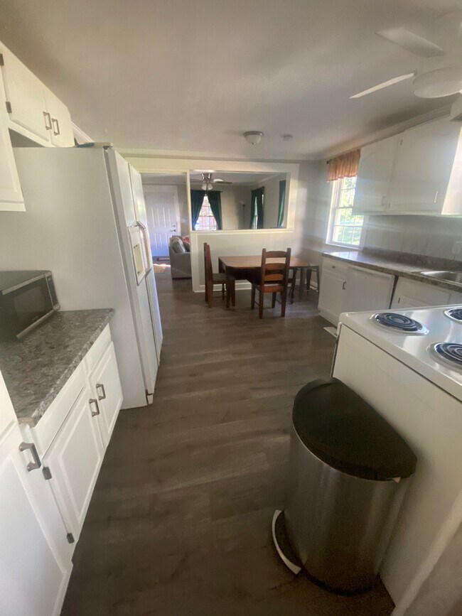 Eat-in kitchen seats 6 - 944 W 2nd St