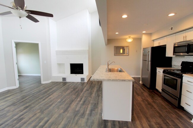 Building Photo - Remodeled Condo with amazing Mountain View...