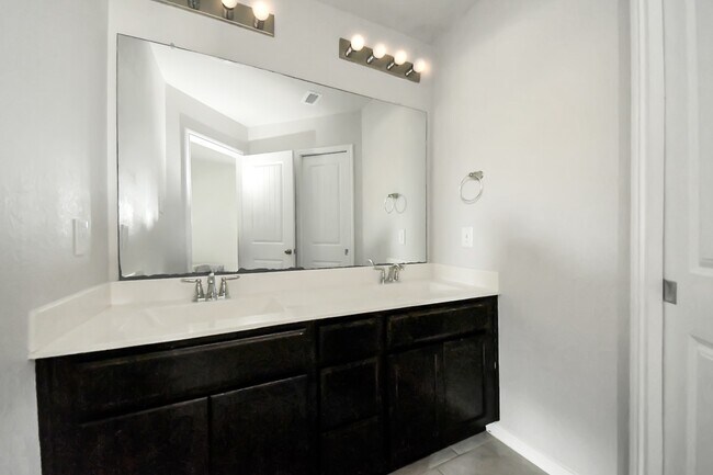 Building Photo - 18319 Pin Oak Lake Dr