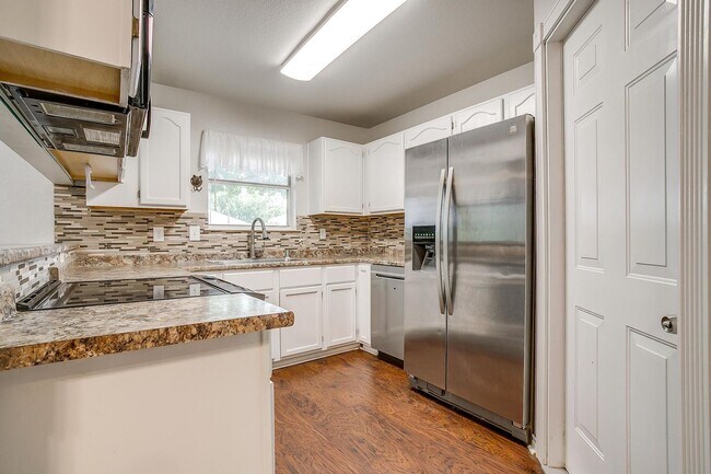 Building Photo - Cozy 3 Bed, 2 Bath Home Minutes Away from ...
