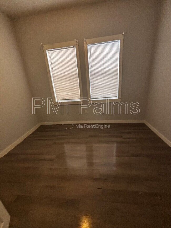 Building Photo - 2320 W Walnut St