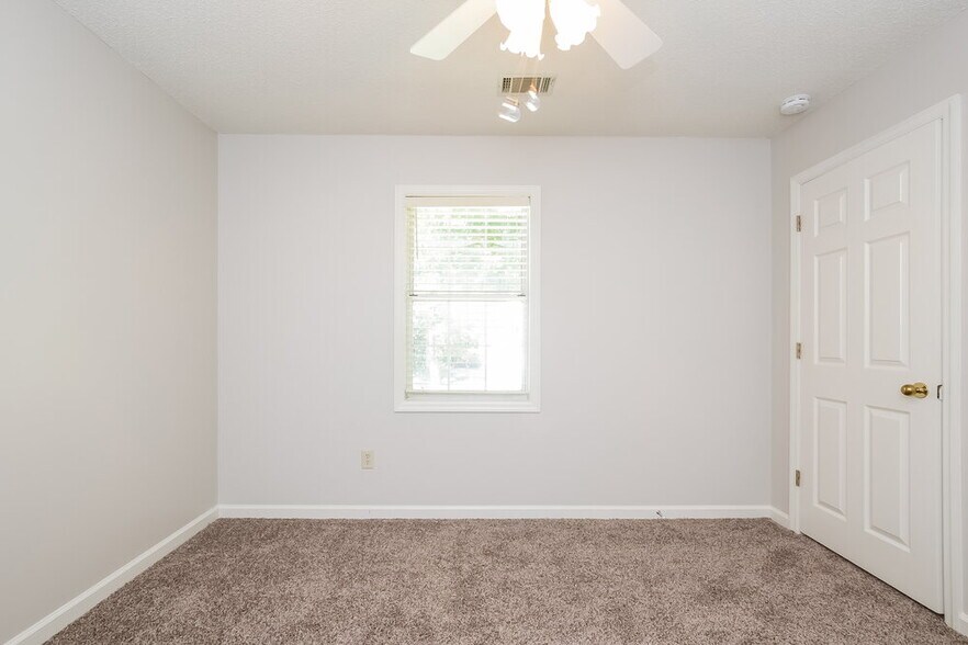 Building Photo - 6858 Creekwood Dr