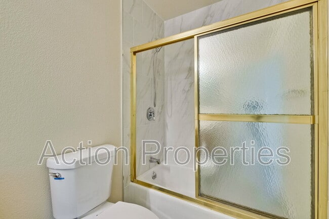 Building Photo - 1999 Garden Bing Cir