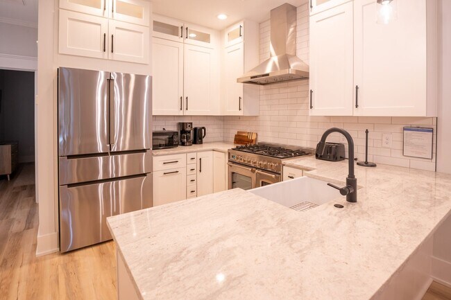 Building Photo - OFF-SEASON FURNISHED BEACH HOUSE AVAILABLE THRU BEGINNING OF APRIL