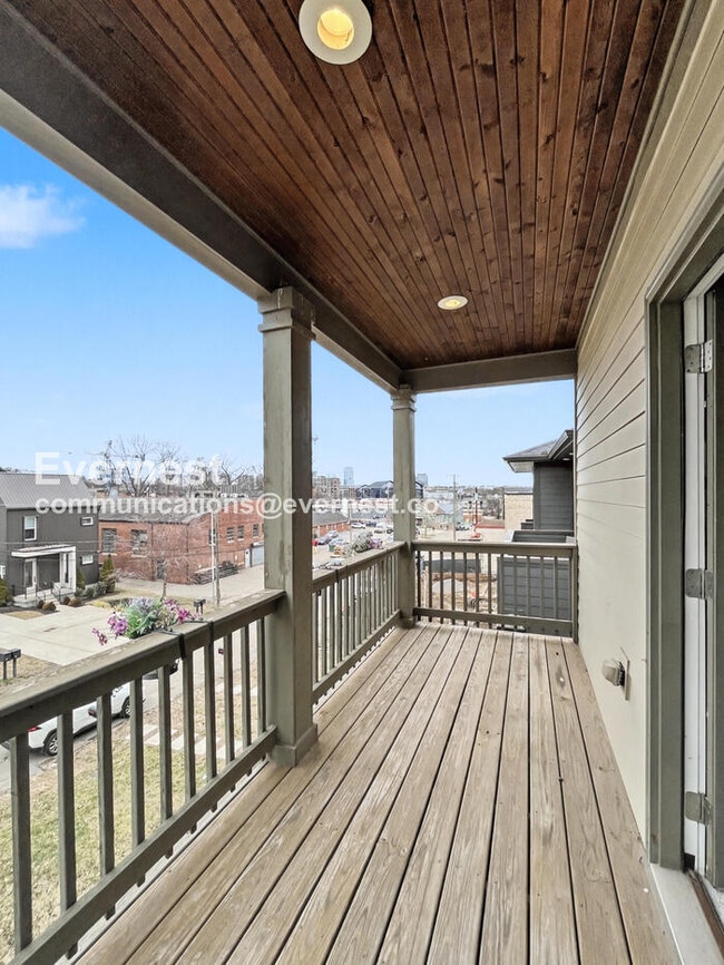 Building Photo - 1306 Pillow St