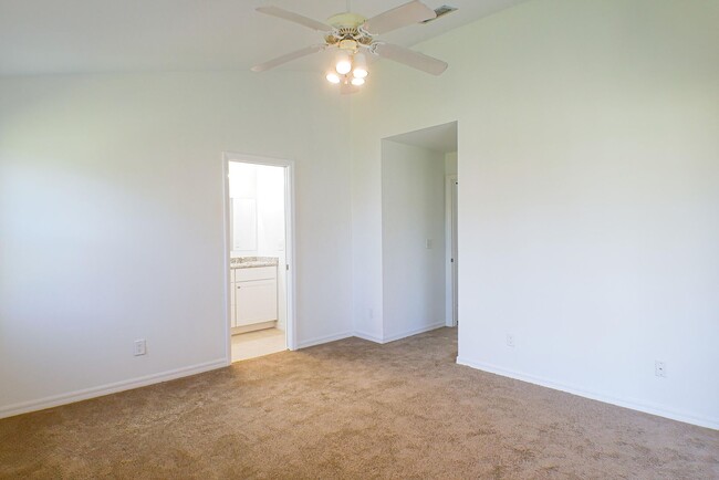 Building Photo - Updated Condo 3 beds 2 baths in Fort myers...