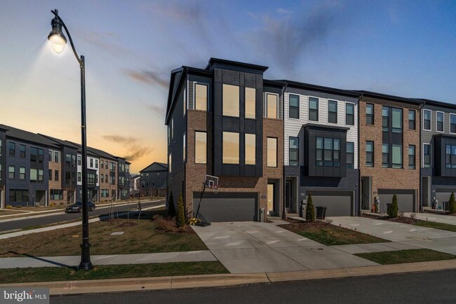 Building Photo - 720 Glenn Lk Dr