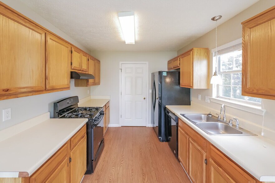 Building Photo - 454 Village Cir